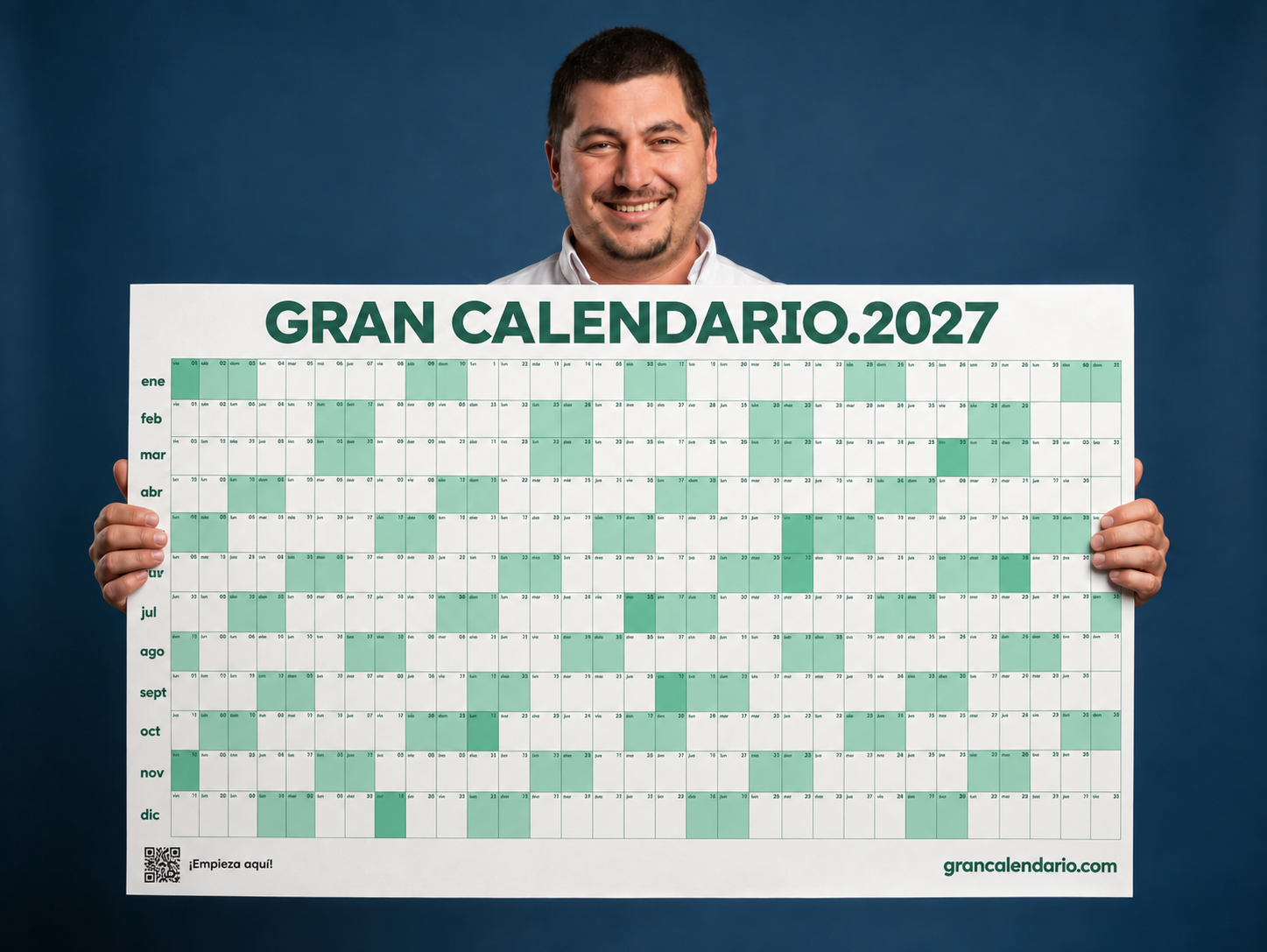 Claudio sosteniendo el Gran Calendario 2027 sobre un fondo azul